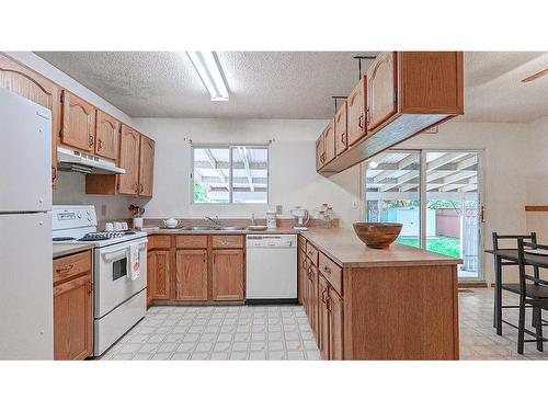 9 Ross Glen Way Se, Medicine Hat, AB - Indoor Photo Showing Kitchen With Double Sink