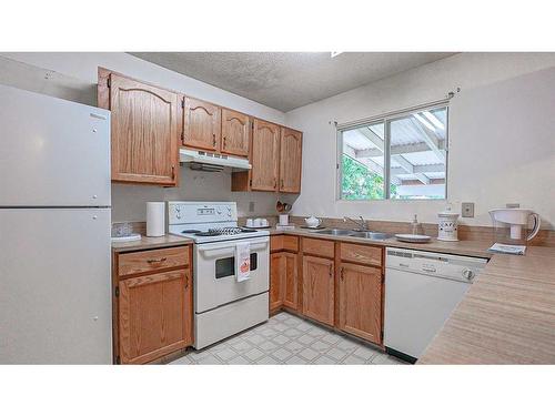 9 Ross Glen Way Se, Medicine Hat, AB - Indoor Photo Showing Kitchen With Double Sink