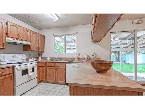 9 Ross Glen Way Se, Medicine Hat, AB - Indoor Photo Showing Kitchen With Double Sink