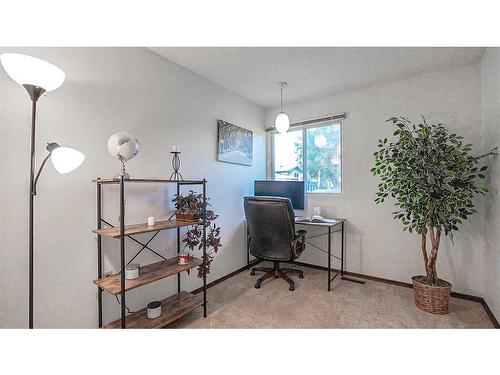 9 Ross Glen Way Se, Medicine Hat, AB - Indoor Photo Showing Office