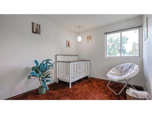 9 Ross Glen Way Se, Medicine Hat, AB - Indoor Photo Showing Bedroom