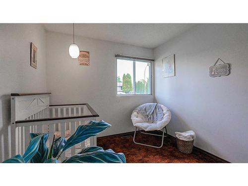 9 Ross Glen Way Se, Medicine Hat, AB - Indoor Photo Showing Bedroom