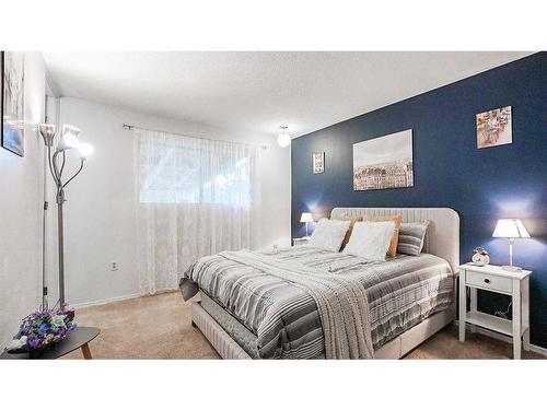 9 Ross Glen Way Se, Medicine Hat, AB - Indoor Photo Showing Bedroom