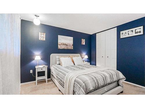 9 Ross Glen Way Se, Medicine Hat, AB - Indoor Photo Showing Bedroom