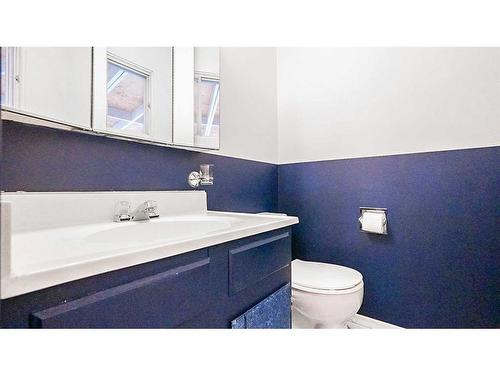 9 Ross Glen Way Se, Medicine Hat, AB - Indoor Photo Showing Bathroom