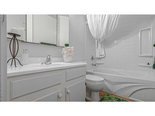 9 Ross Glen Way Se, Medicine Hat, AB - Indoor Photo Showing Bathroom