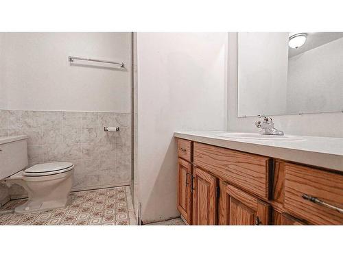 9 Ross Glen Way Se, Medicine Hat, AB - Indoor Photo Showing Bathroom