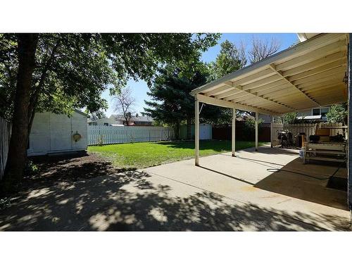 9 Ross Glen Way Se, Medicine Hat, AB - Outdoor With Backyard