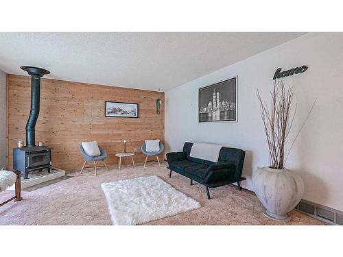 9 Ross Glen Way Se, Medicine Hat, AB - Indoor Photo Showing Living Room