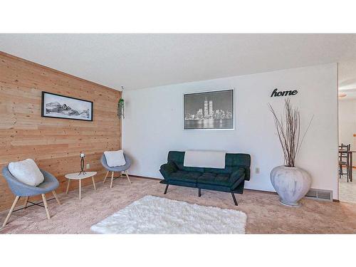 9 Ross Glen Way Se, Medicine Hat, AB - Indoor Photo Showing Living Room