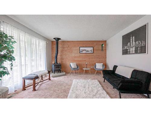 9 Ross Glen Way Se, Medicine Hat, AB - Indoor Photo Showing Living Room