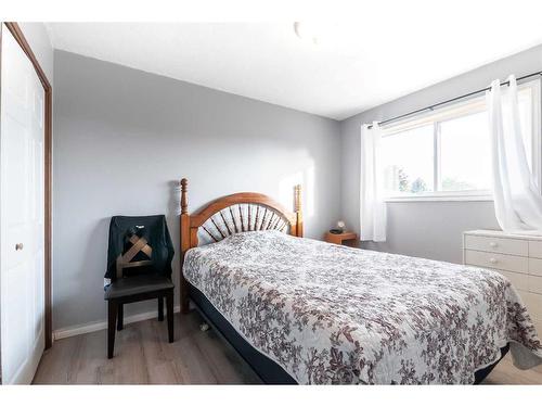 2409 24 Street Se, Medicine Hat, AB - Indoor Photo Showing Bedroom