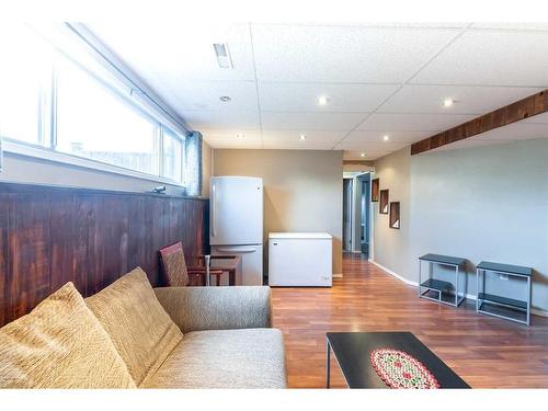 2409 24 Street Se, Medicine Hat, AB - Indoor Photo Showing Living Room