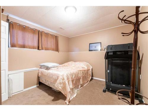 2409 24 Street Se, Medicine Hat, AB - Indoor Photo Showing Bedroom