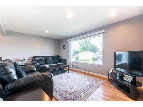 2409 24 Street Se, Medicine Hat, AB - Indoor Photo Showing Living Room