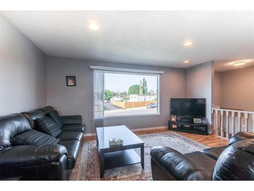 2409 24 Street Se, Medicine Hat, AB - Indoor Photo Showing Living Room