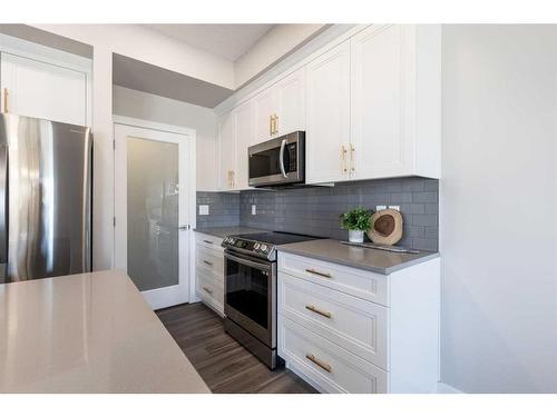 1 Hamptons Gate Se, Medicine Hat, AB - Indoor Photo Showing Kitchen