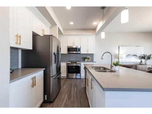 1 Hamptons Gate Se, Medicine Hat, AB - Indoor Photo Showing Kitchen With Double Sink With Upgraded Kitchen