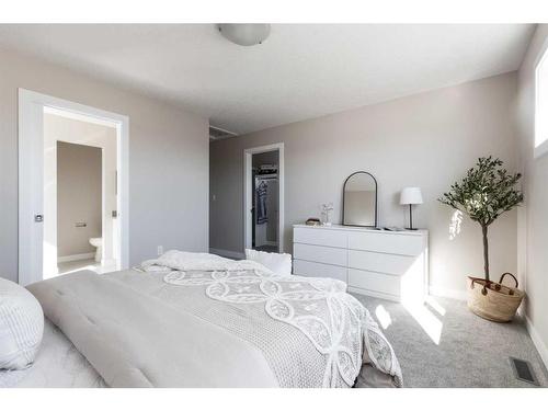 1 Hamptons Gate Se, Medicine Hat, AB - Indoor Photo Showing Bedroom