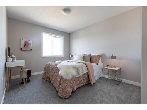 1 Hamptons Gate Se, Medicine Hat, AB - Indoor Photo Showing Bedroom