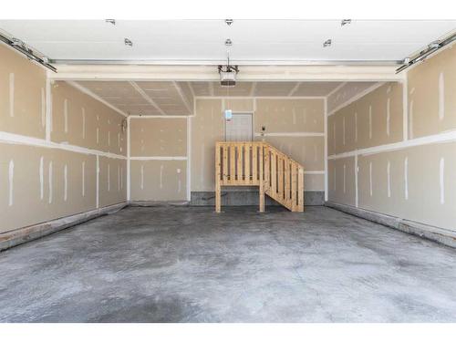 1 Hamptons Gate Se, Medicine Hat, AB - Indoor Photo Showing Garage