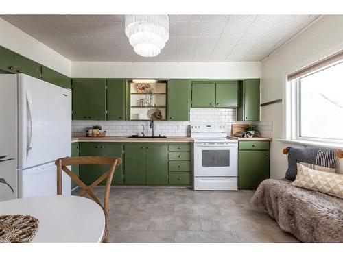 157 7 Street Se, Medicine Hat, AB - Indoor Photo Showing Kitchen