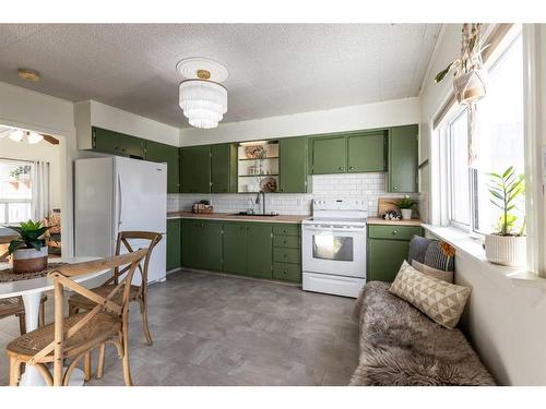 157 7 Street Se, Medicine Hat, AB - Indoor Photo Showing Kitchen