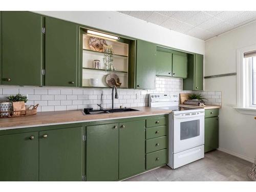 157 7 Street Se, Medicine Hat, AB - Indoor Photo Showing Kitchen