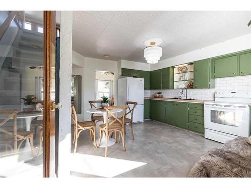 157 7 Street Se, Medicine Hat, AB - Indoor Photo Showing Kitchen