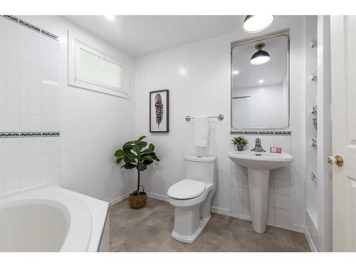 157 7 Street Se, Medicine Hat, AB - Indoor Photo Showing Bathroom