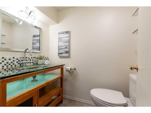 157 7 Street Se, Medicine Hat, AB - Indoor Photo Showing Bathroom