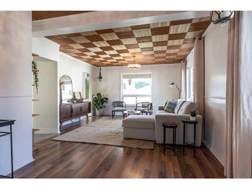 157 7 Street Se, Medicine Hat, AB - Indoor Photo Showing Living Room