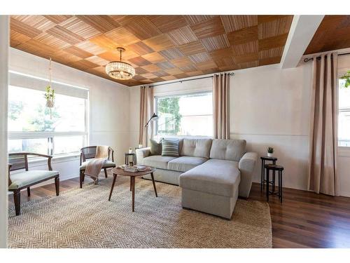 157 7 Street Se, Medicine Hat, AB - Indoor Photo Showing Living Room