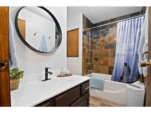 83 Stevenson Street Se, Medicine Hat, AB - Indoor Photo Showing Bathroom