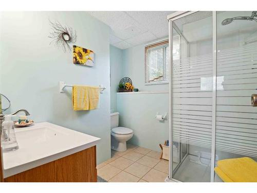 83 Stevenson Street Se, Medicine Hat, AB - Indoor Photo Showing Bathroom