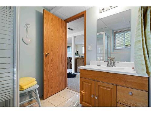 83 Stevenson Street Se, Medicine Hat, AB - Indoor Photo Showing Bathroom