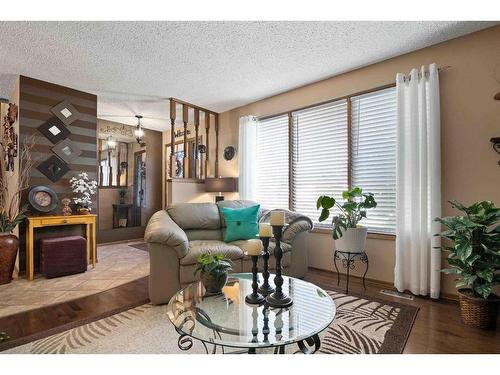 83 Stevenson Street Se, Medicine Hat, AB - Indoor Photo Showing Living Room