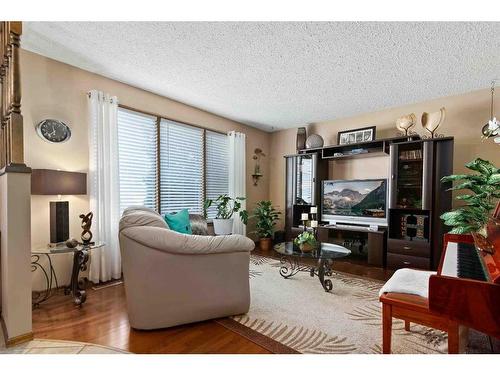 83 Stevenson Street Se, Medicine Hat, AB - Indoor Photo Showing Living Room