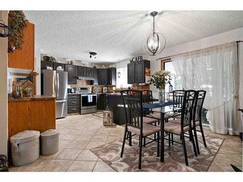 83 Stevenson Street Se, Medicine Hat, AB - Indoor Photo Showing Dining Room