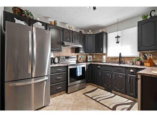 83 Stevenson Street Se, Medicine Hat, AB - Indoor Photo Showing Kitchen