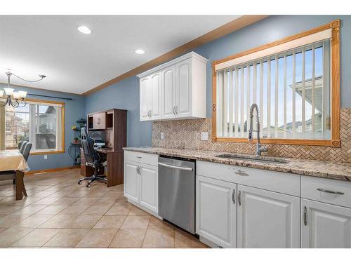 194 Ranchlands Boulevard Ne, Medicine Hat, AB - Indoor Photo Showing Kitchen With Upgraded Kitchen