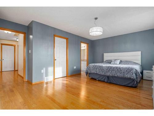 194 Ranchlands Boulevard Ne, Medicine Hat, AB - Indoor Photo Showing Bedroom