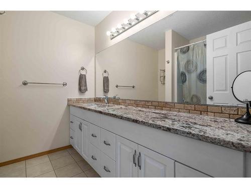 194 Ranchlands Boulevard Ne, Medicine Hat, AB - Indoor Photo Showing Bathroom