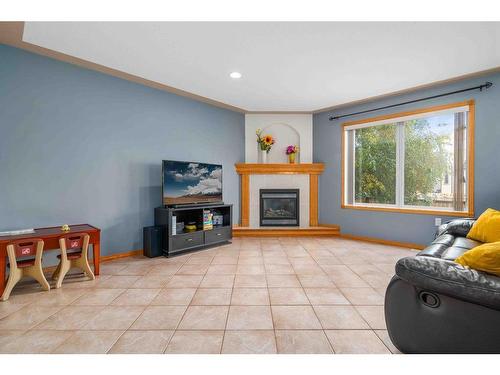 194 Ranchlands Boulevard Ne, Medicine Hat, AB - Indoor Photo Showing Living Room With Fireplace