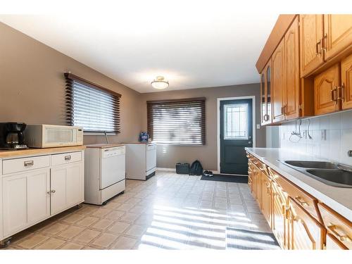 1961 15 Avenue Se, Medicine Hat, AB - Indoor Photo Showing Kitchen