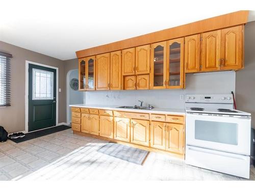 1961 15 Avenue Se, Medicine Hat, AB - Indoor Photo Showing Kitchen