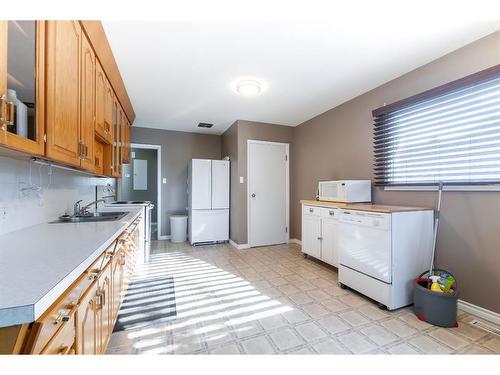 1961 15 Avenue Se, Medicine Hat, AB - Indoor Photo Showing Kitchen