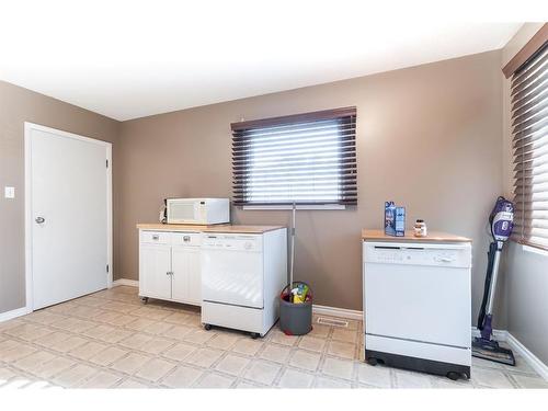 1961 15 Avenue Se, Medicine Hat, AB - Indoor Photo Showing Laundry Room