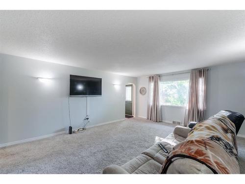 1961 15 Avenue Se, Medicine Hat, AB - Indoor Photo Showing Living Room