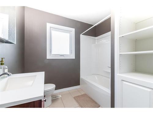 1961 15 Avenue Se, Medicine Hat, AB - Indoor Photo Showing Bathroom